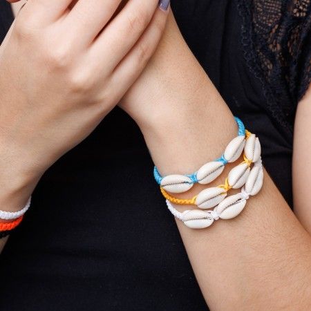 MACRAME BRACELET WITH 3 WHELK SHELLS MACRAME BRACELET WITH 3 WHELK SHELLS